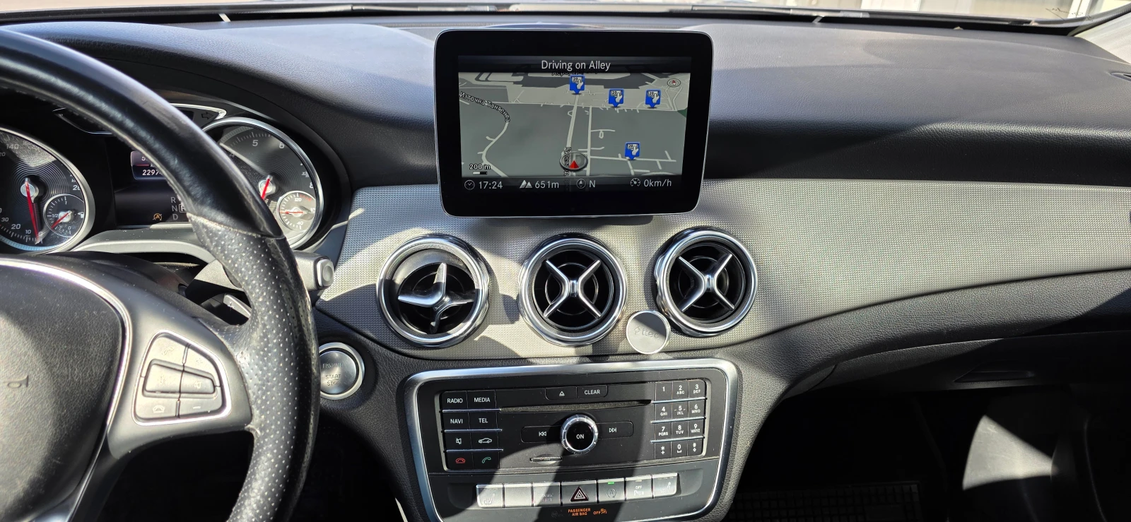 Mercedes-Benz GLA 180 Style / Urban, снимка 11 - Автомобили и джипове - 54176117