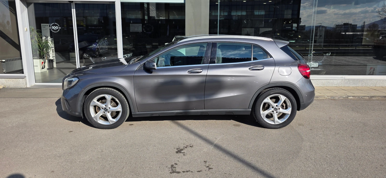 Mercedes-Benz GLA 180 Style / Urban, снимка 2 - Автомобили и джипове - 54176117