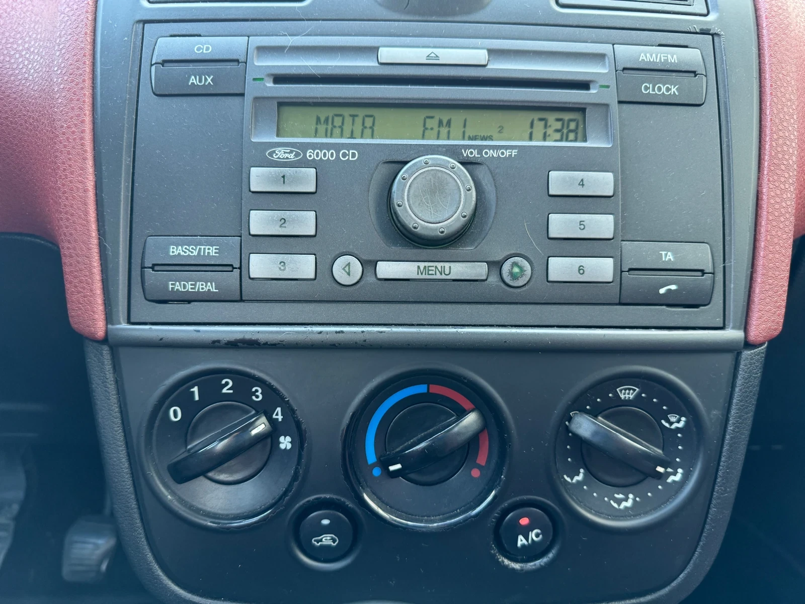 Ford Fiesta 1.4 TDCI / Обслужена, снимка 10 - Автомобили и джипове - 56244151
