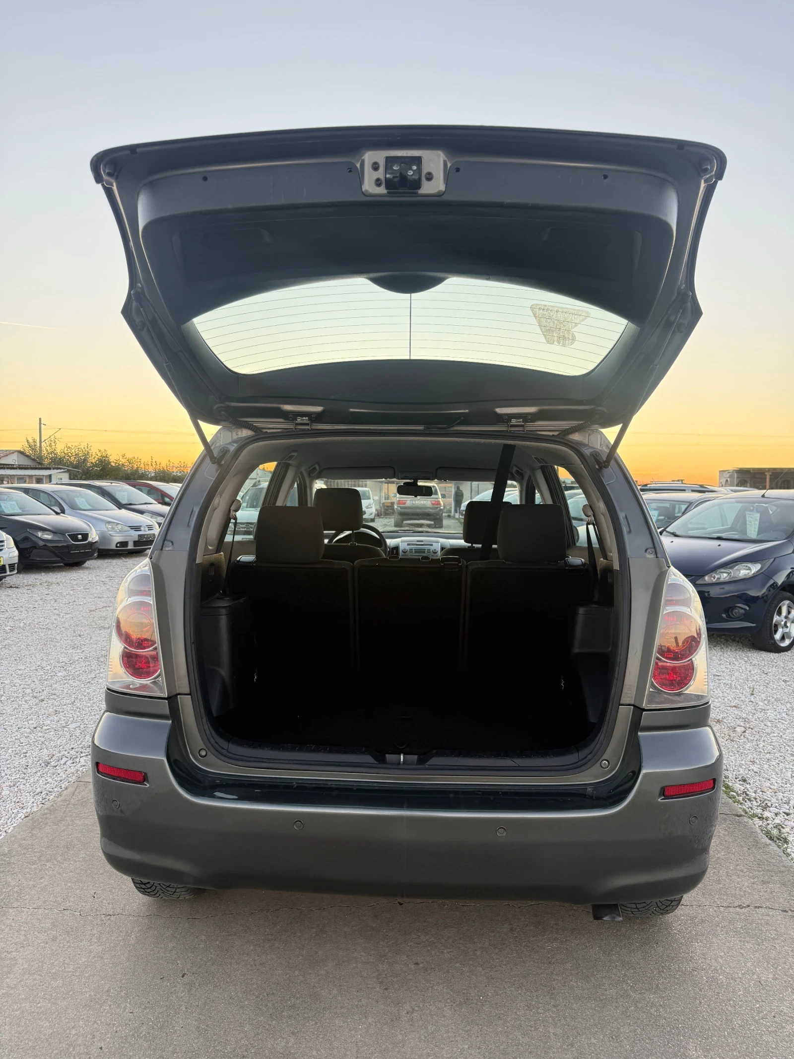 Toyota Corolla verso 2.2 D4D, снимка 12 - Автомобили и джипове - 56634533