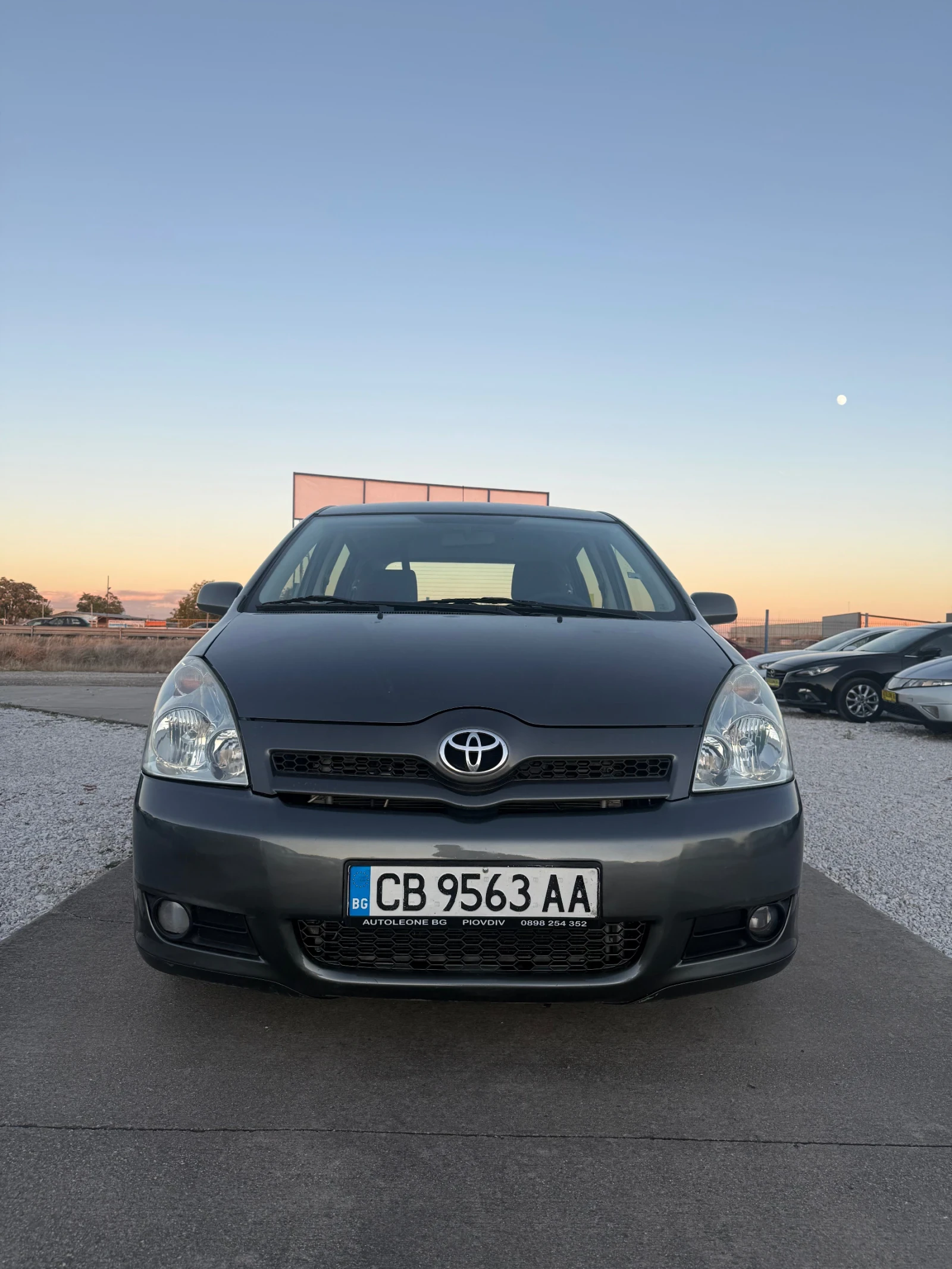 Toyota Corolla verso 2.2 D4D, снимка 2 - Автомобили и джипове - 56634533