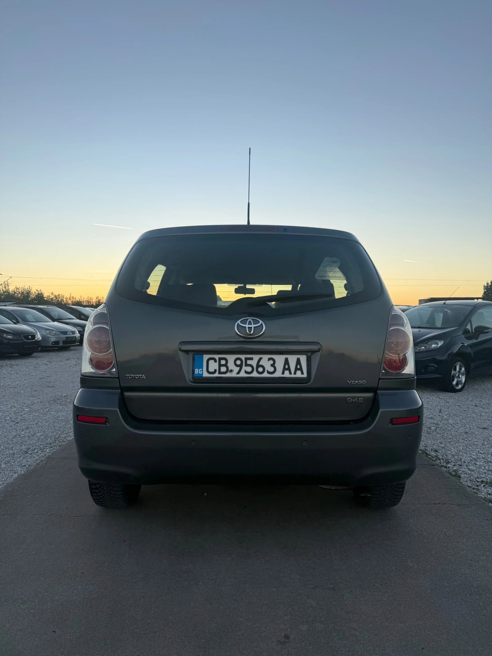 Toyota Corolla verso 2.2 D4D, снимка 5 - Автомобили и джипове - 56634533