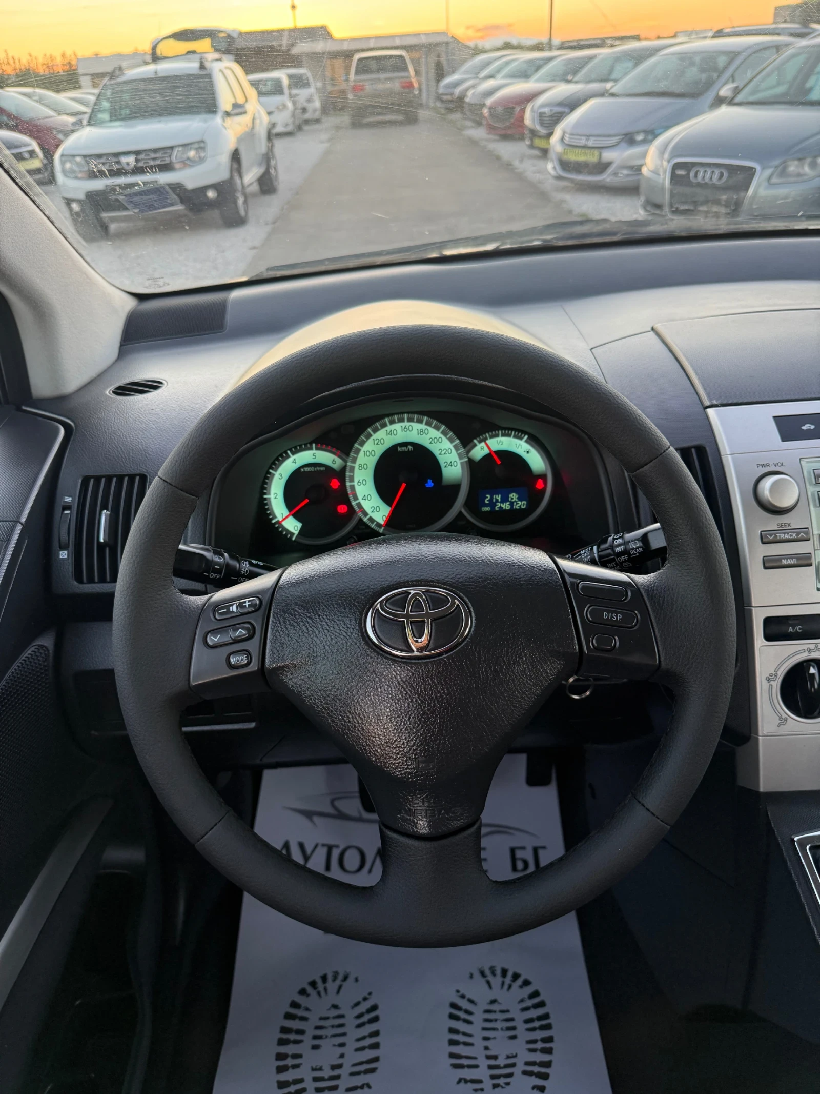 Toyota Corolla verso 2.2 D4D, снимка 10 - Автомобили и джипове - 56634533