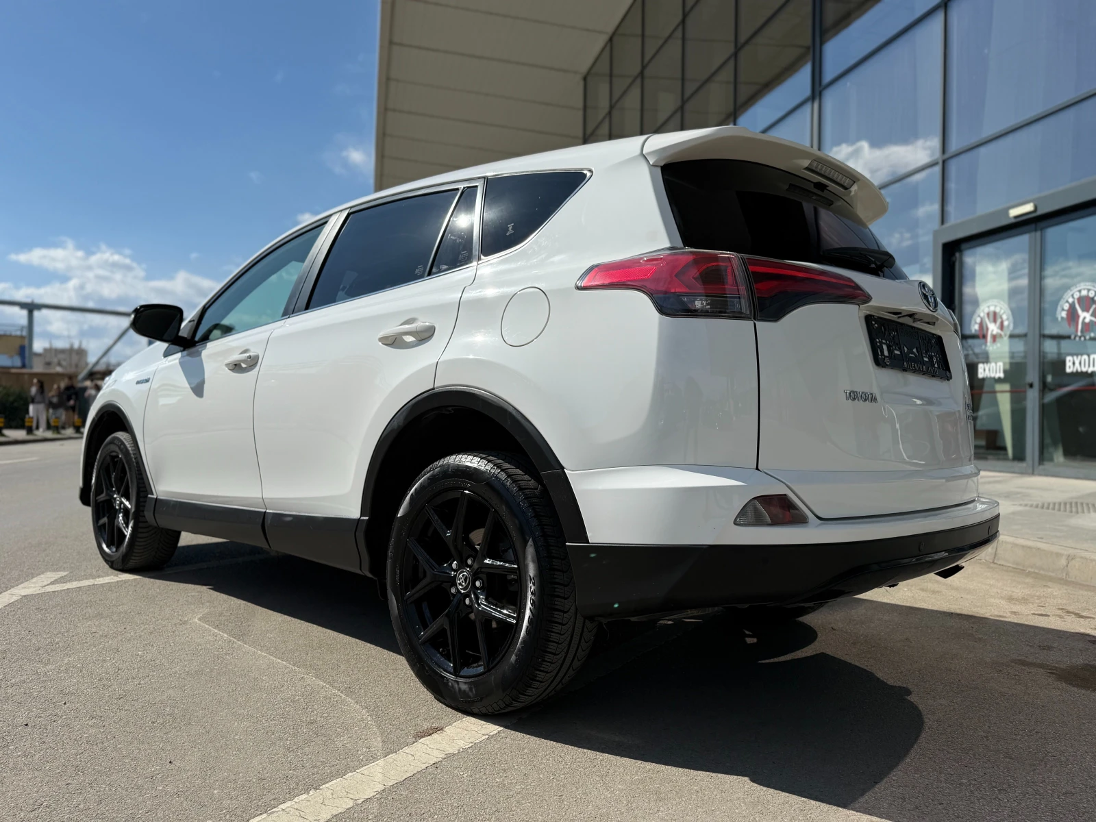 Toyota Rav4 6 МЕСЕЦА ГАРАНЦИЯ/2.5Hybrid 197к.с. Facelift, снимка 3 - Автомобили и джипове - 54137845