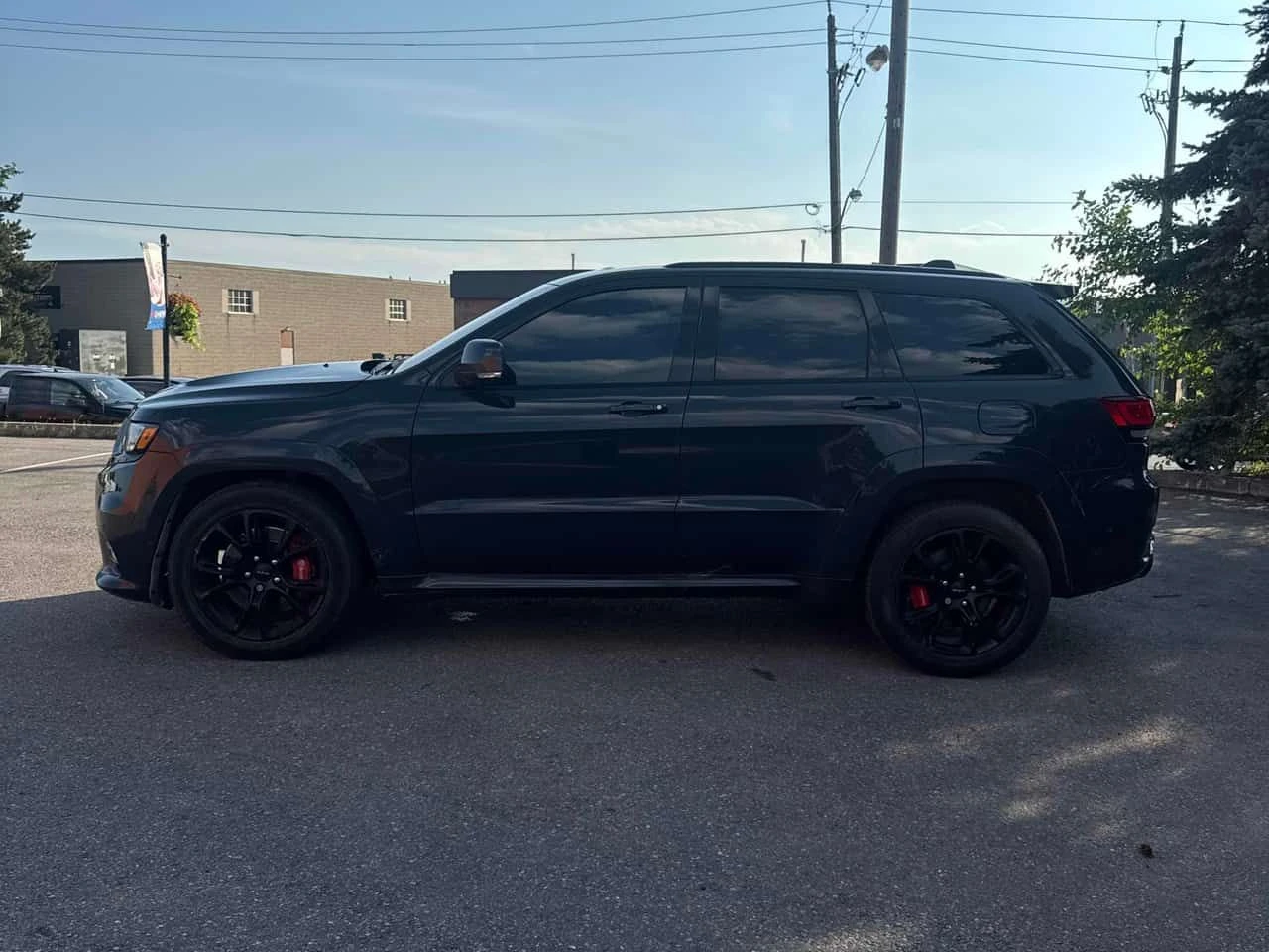 Jeep Grand cherokee  SRT 6.4L / 360 КАМЕРИ / ЦЕНА ДО БЪЛГАРИЯ / , снимка 3 - Автомобили и джипове - 55375963