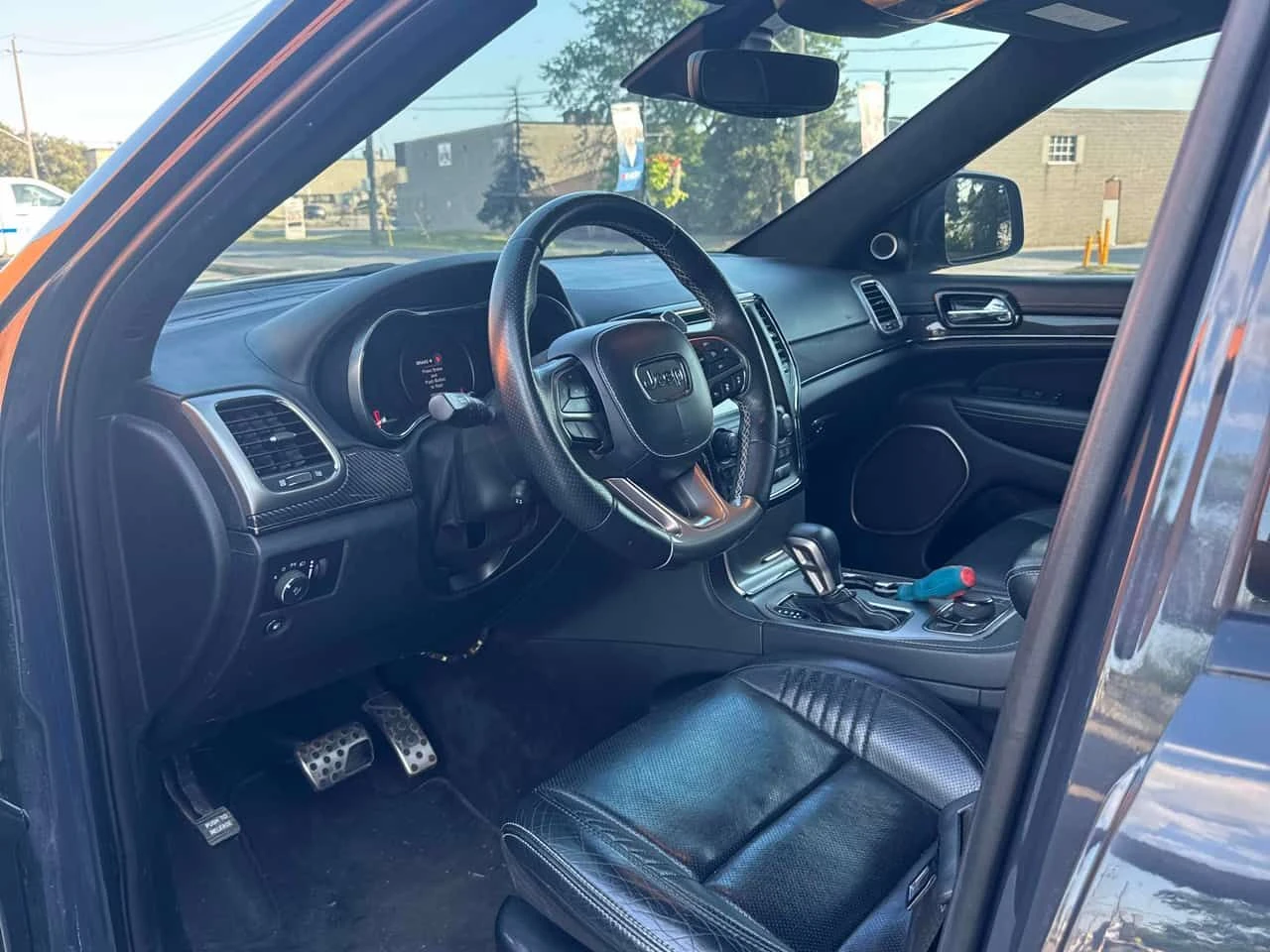 Jeep Grand cherokee  SRT 6.4L / 360 КАМЕРИ / ЦЕНА ДО БЪЛГАРИЯ / , снимка 7 - Автомобили и джипове - 55375963