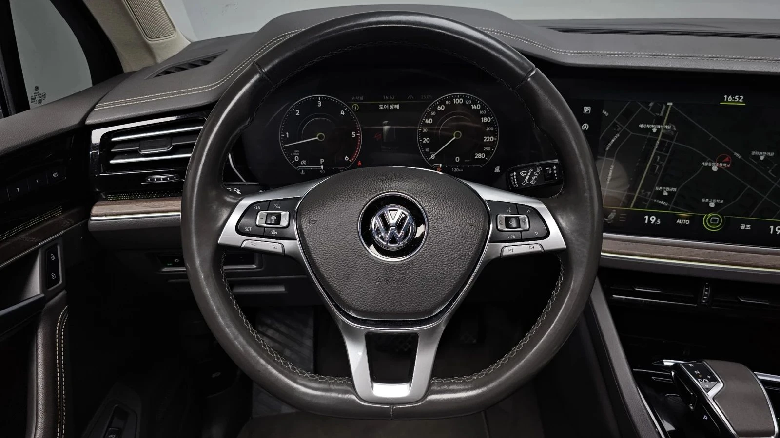 VW Touareg, снимка 13 - Автомобили и джипове - 56689310