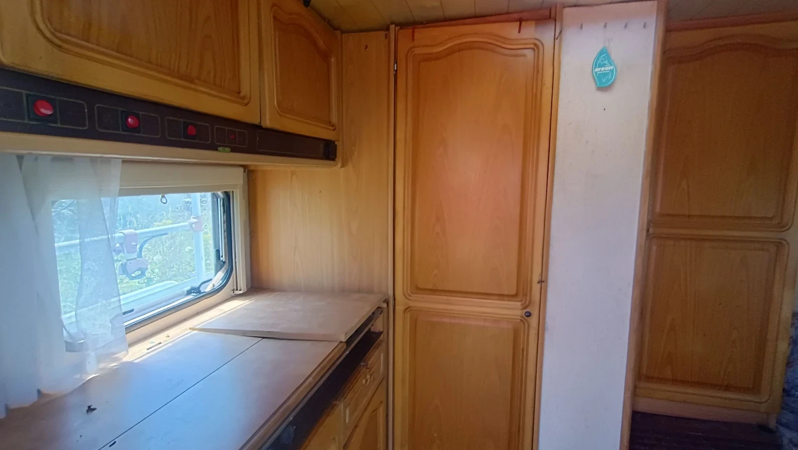 Каравана Knaus Azur 380, снимка 2 - Каравани и кемпери - 55047998