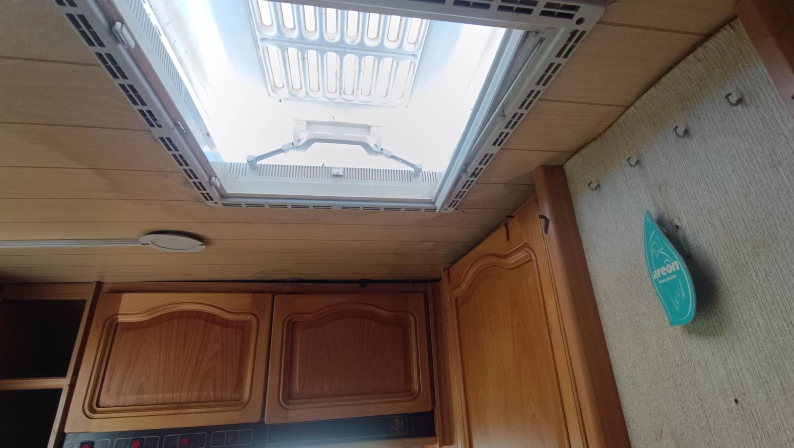 Каравана Knaus Azur 380, снимка 7 - Каравани и кемпери - 55047998