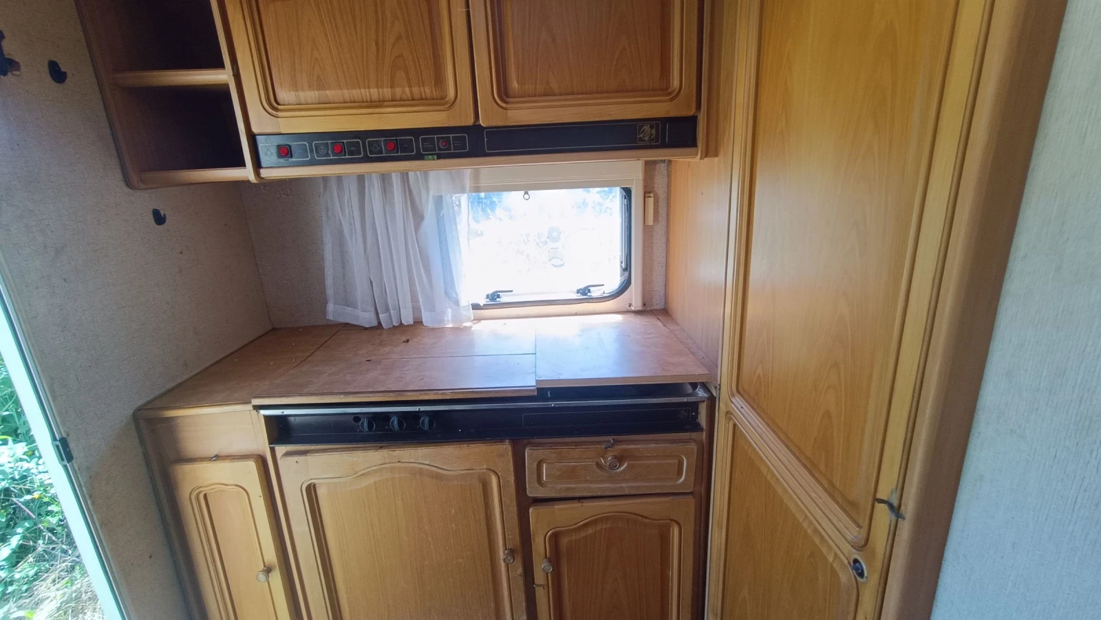 Каравана Knaus Azur 380, снимка 6 - Каравани и кемпери - 55047998