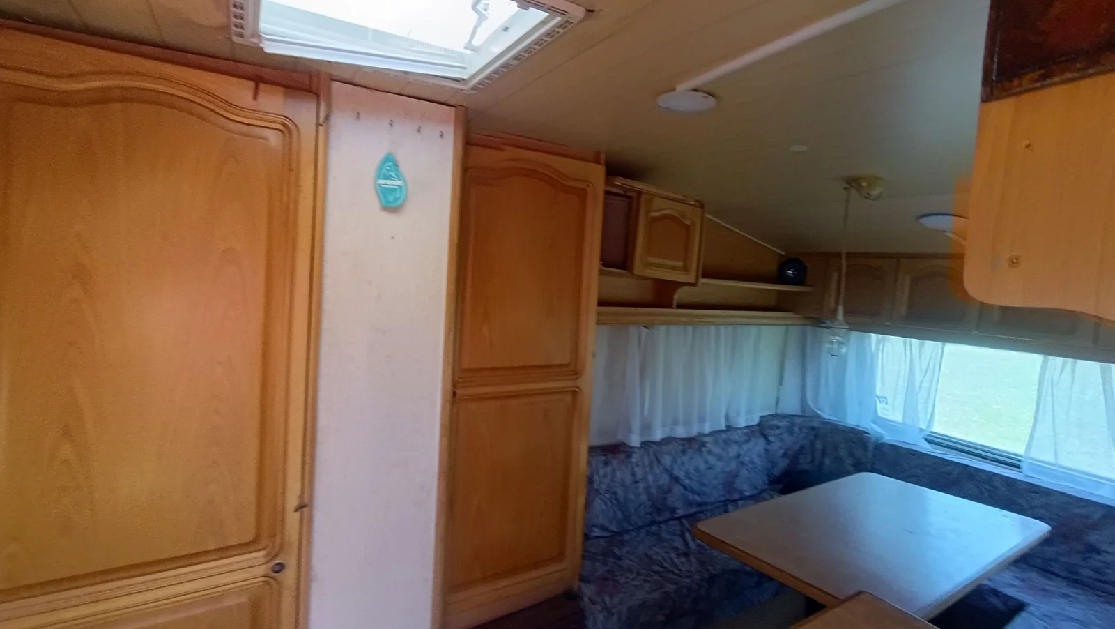 Каравана Knaus Azur 380, снимка 3 - Каравани и кемпери - 55047998