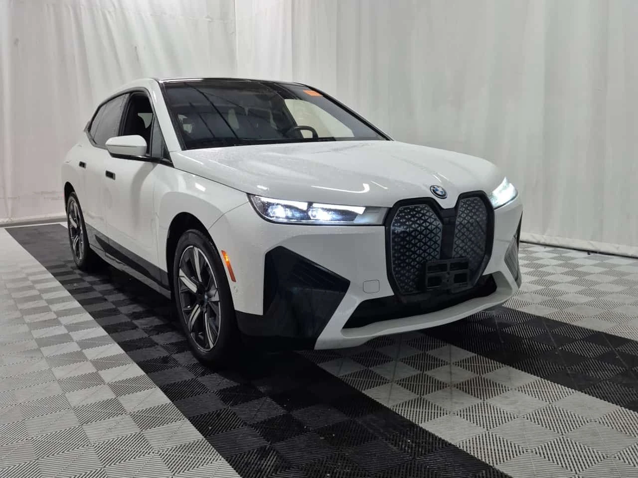 BMW iX XDRIVE40| HUD| 360| PANO| HARMAN KARDON| 2 КЛЮЧА , снимка 2 - Автомобили и джипове - 54228488