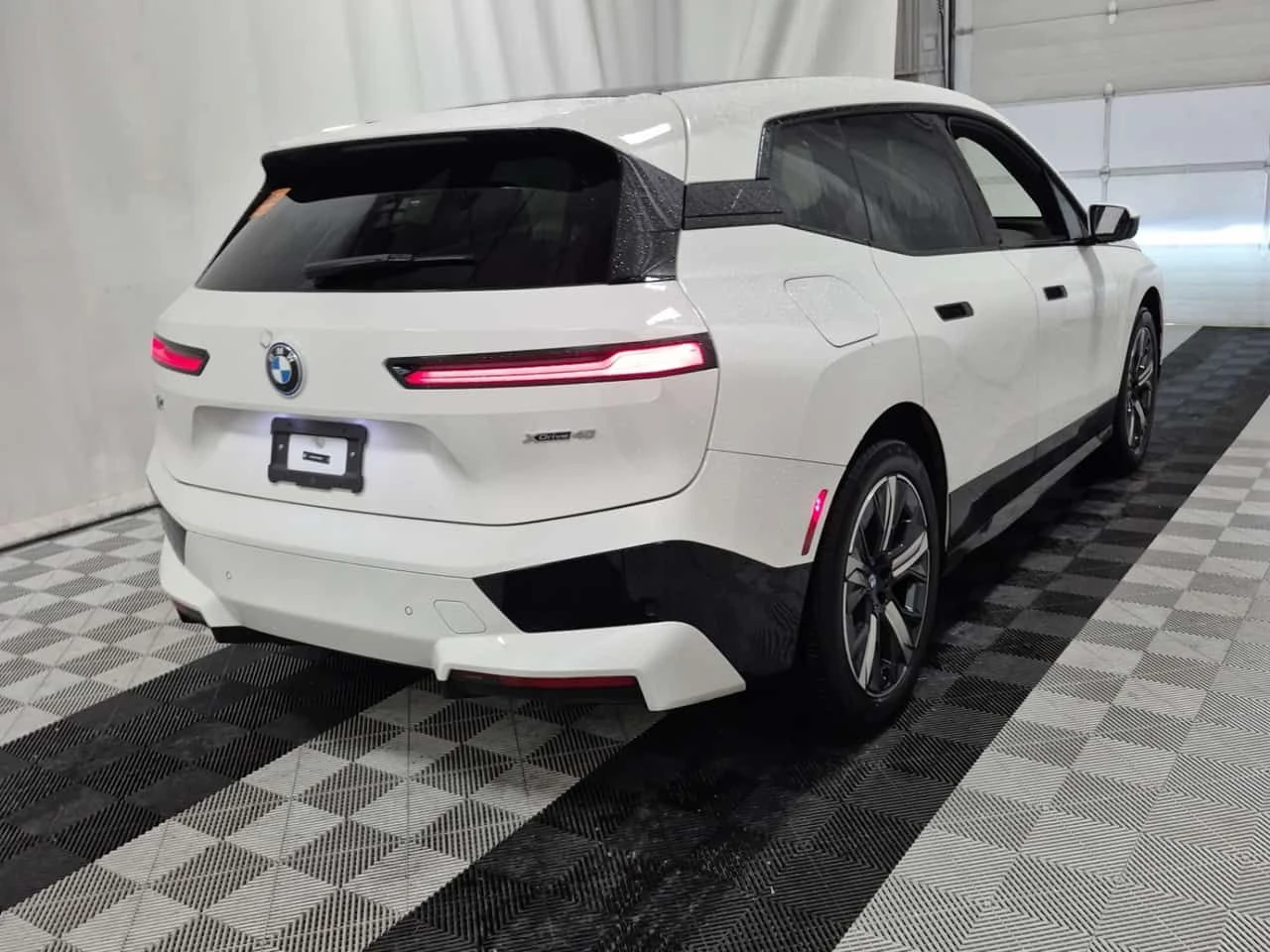 BMW iX XDRIVE40| HUD| 360| PANO| HARMAN KARDON| 2 КЛЮЧА , снимка 3 - Автомобили и джипове - 54228488