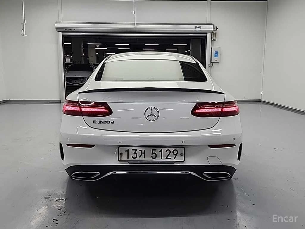 Mercedes-Benz E 220 d AMG PACK* DIGITAL* КАМЕРА* ПОДГРЕВ* CARPLAY* , снимка 4 - Автомобили и джипове - 54446251