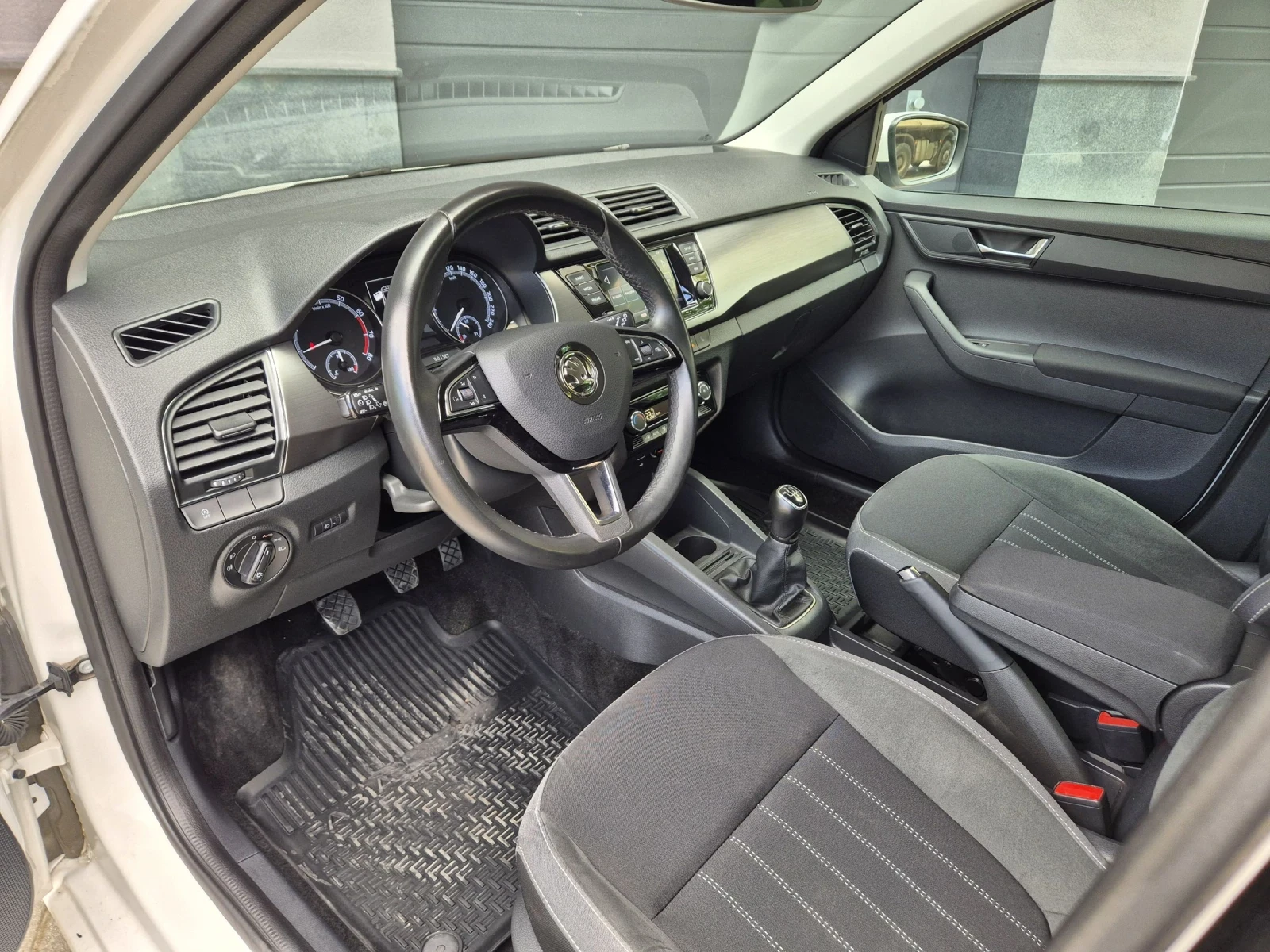 Skoda Fabia, снимка 8 - Автомобили и джипове - 54566826