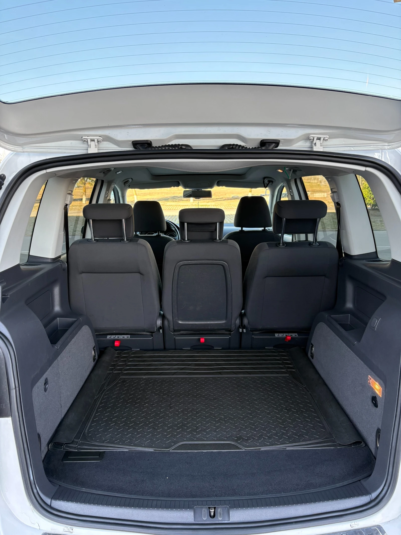 VW Touran, снимка 13 - Автомобили и джипове - 56131922