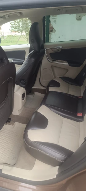 Volvo XC60 D5 AWD 2.4, снимка 11