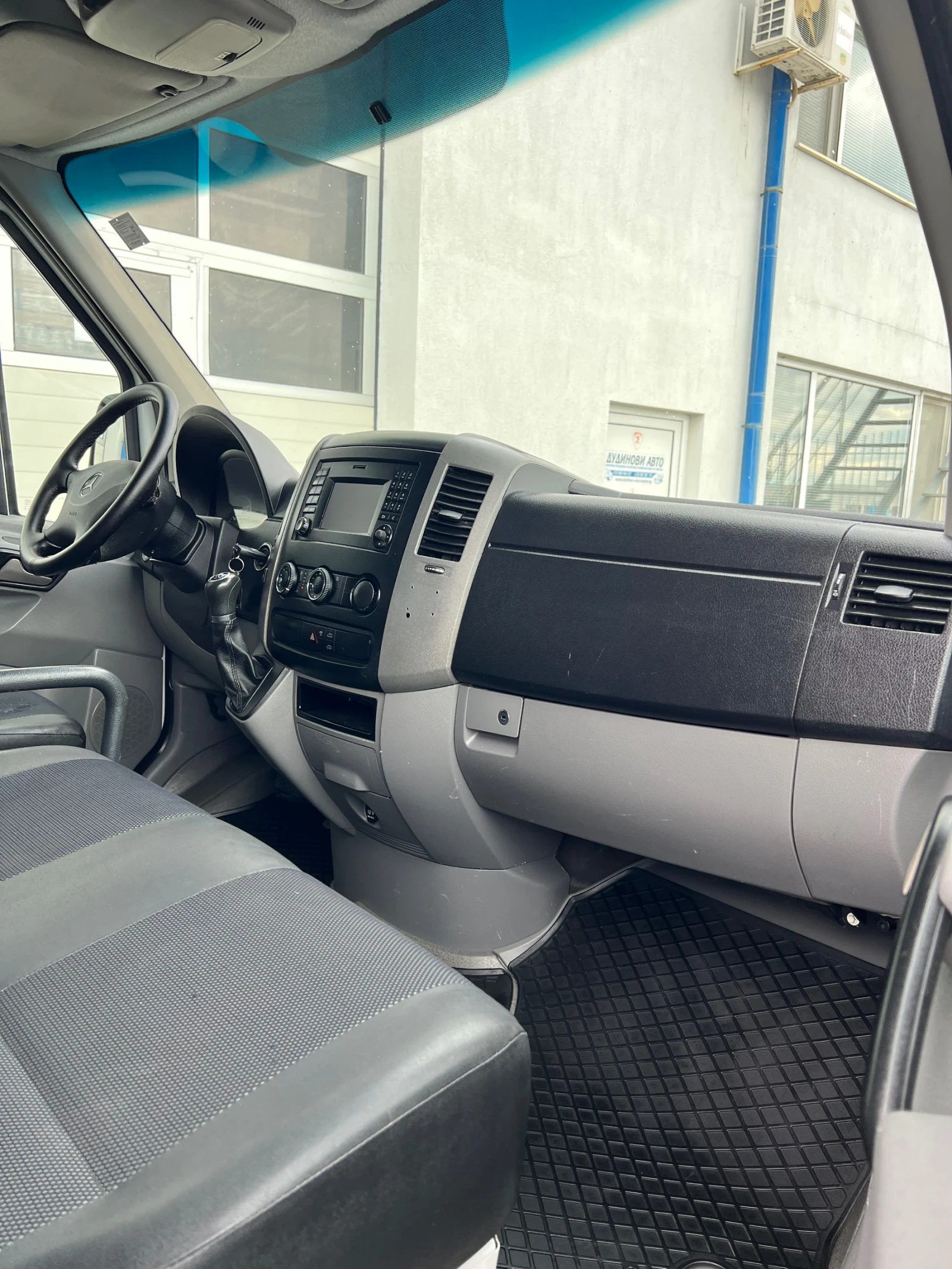 Mercedes-Benz Sprinter 316 160к.с / * 250.000км! Климатроник / Като нов, снимка 13 - Бусове и автобуси - 54379421