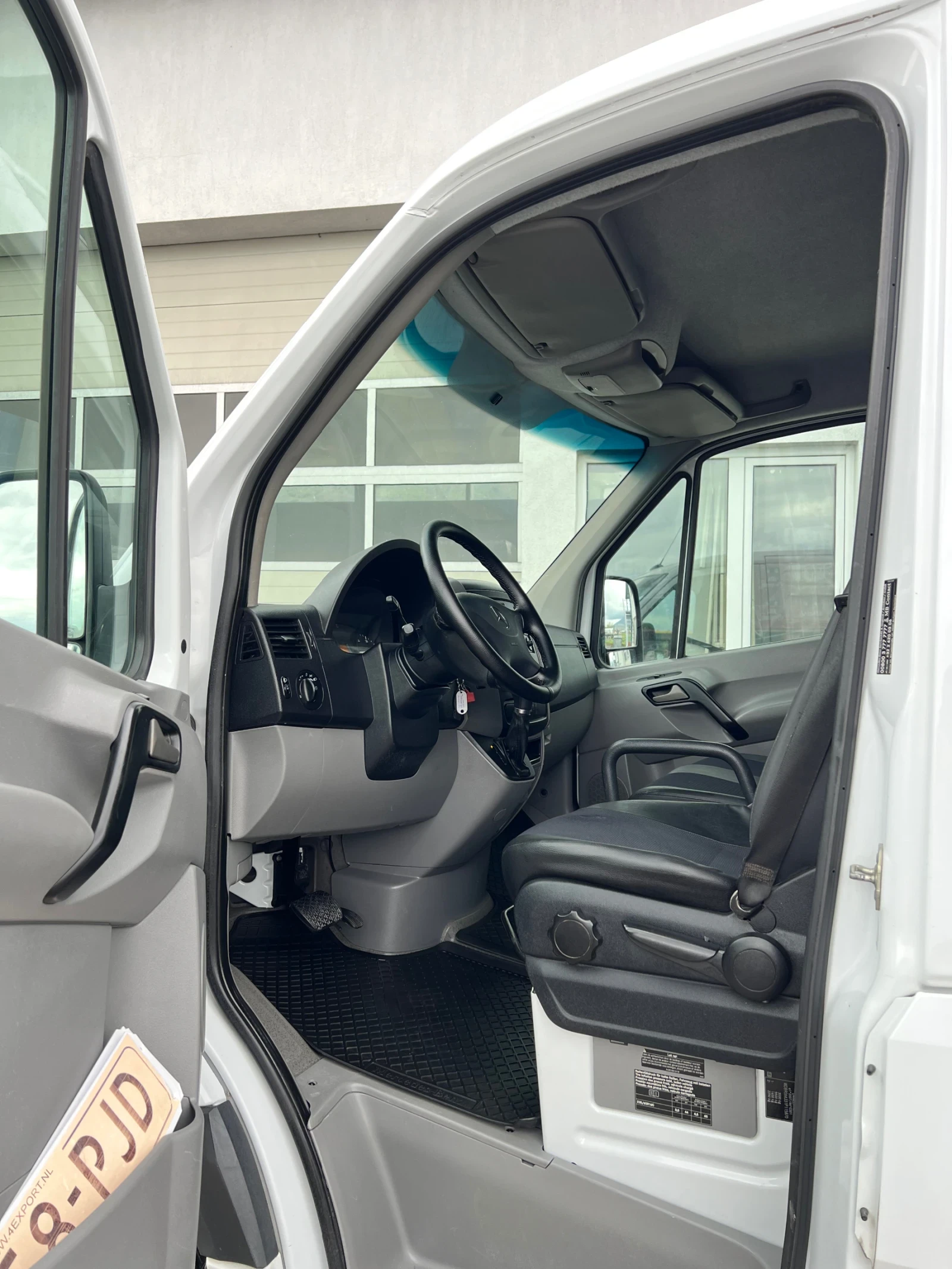 Mercedes-Benz Sprinter 316 160к.с / * 250.000км! Климатроник / Като нов, снимка 14 - Бусове и автобуси - 54379421