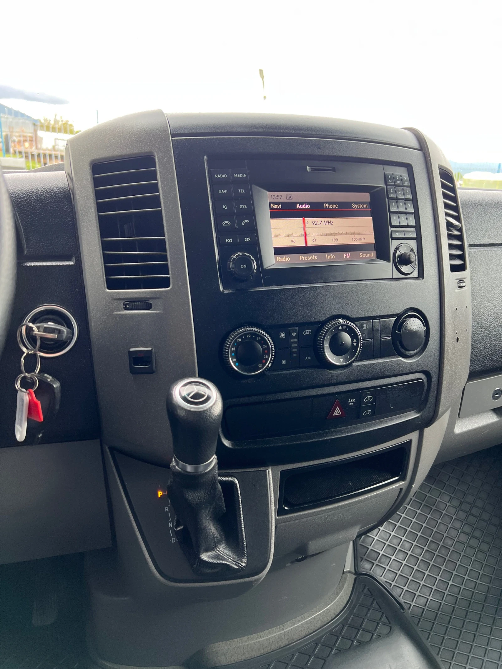 Mercedes-Benz Sprinter 316 160к.с / * 250.000км! Климатроник / Като нов, снимка 15 - Бусове и автобуси - 54379421