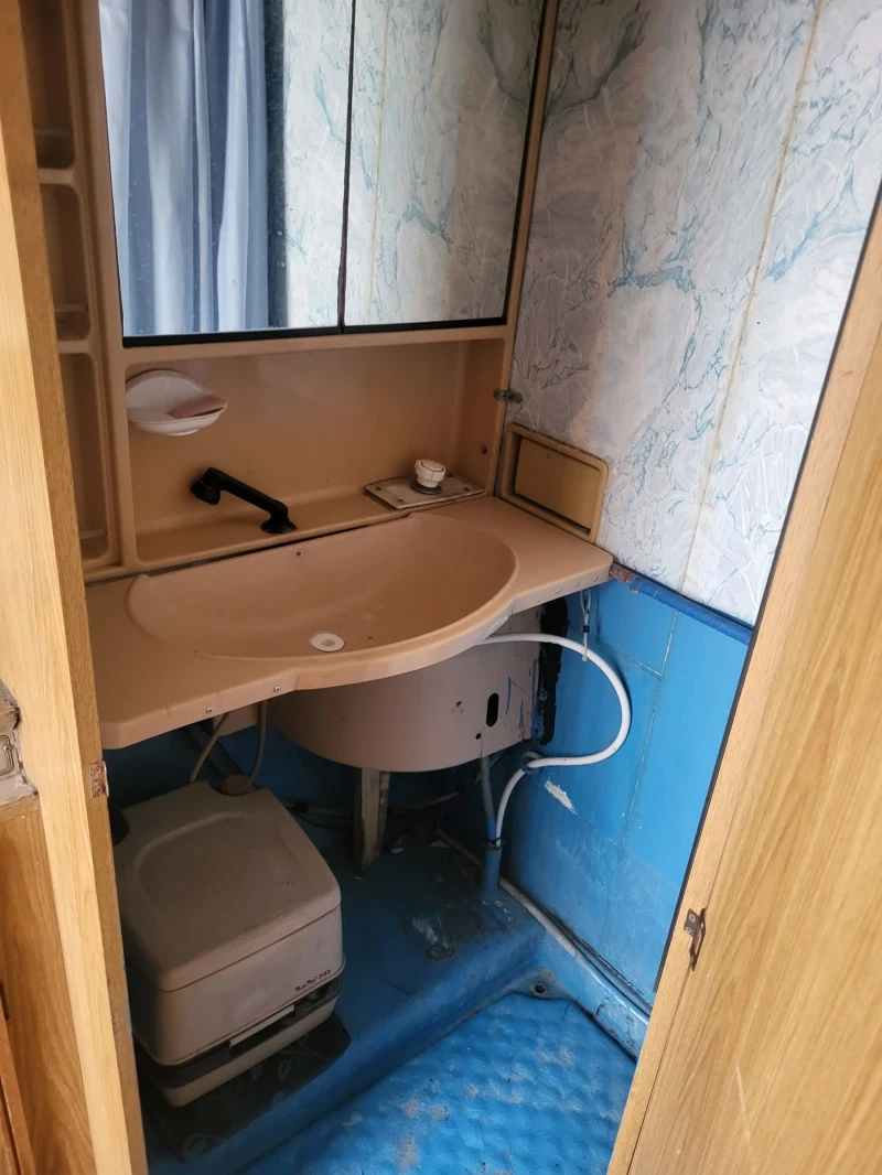 Кемпер Mitsubishi L300, снимка 11 - Каравани и кемпери - 52001907