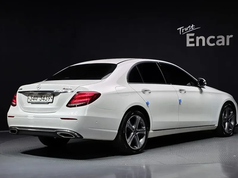 Mercedes-Benz E 300 4MATIC - САМО 30% АВАНС, снимка 2 - Автомобили и джипове - 56266609