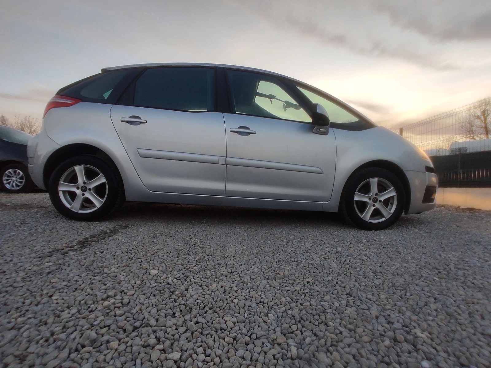 Citroen C4 Picasso 1.6HDi/109k.c./ НОВ ВНОС /РЪЧНИ СКОРОСТИ  - изображение 2