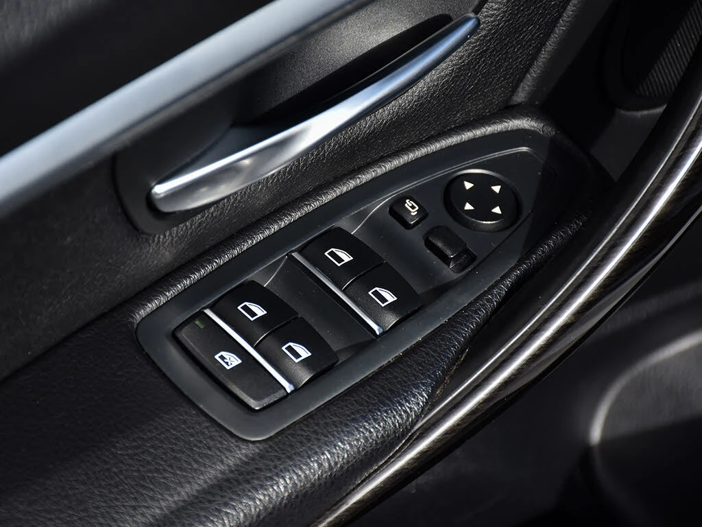 BMW 330 * АВТО КРЕДИТ* ЦЕНА ДО БГ * СЕРВИЗНА ИСТОРИЯ *  - изображение 9