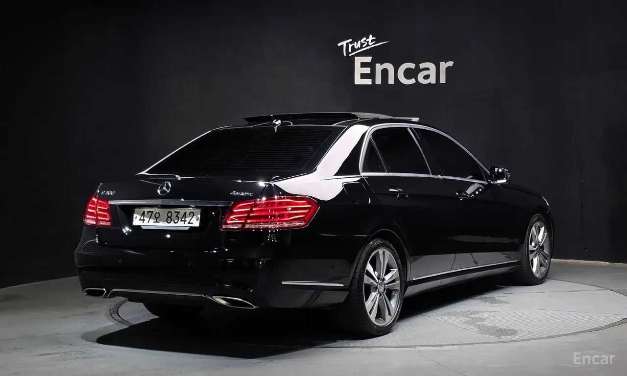 Mercedes-Benz E 300 4MATIC , снимка 2 - Автомобили и джипове - 55475956