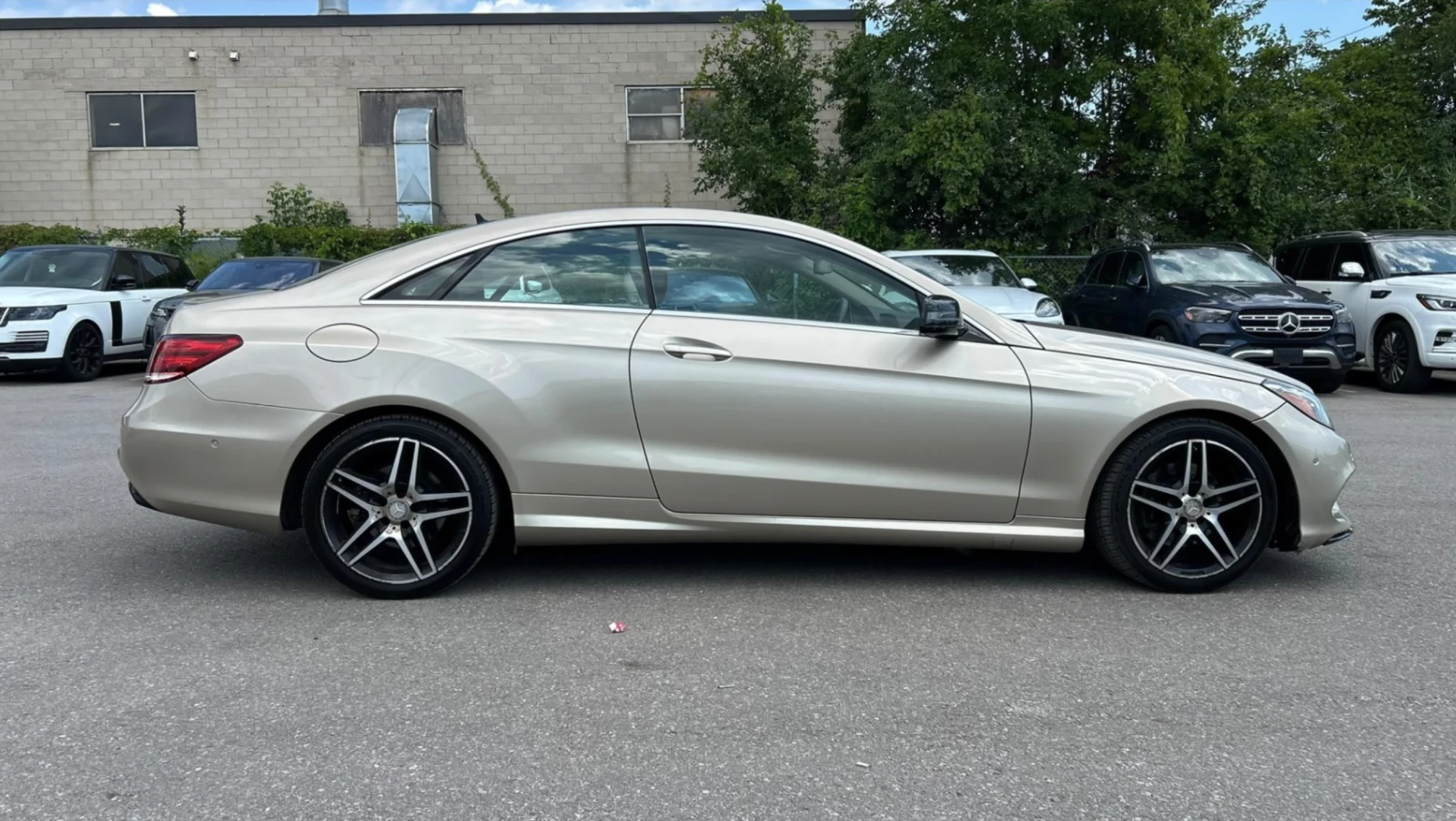 Mercedes-Benz E 400 4MATIC | TWO TONE | ОБДУХВАНЕ, снимка 5 - Автомобили и джипове - 56060324