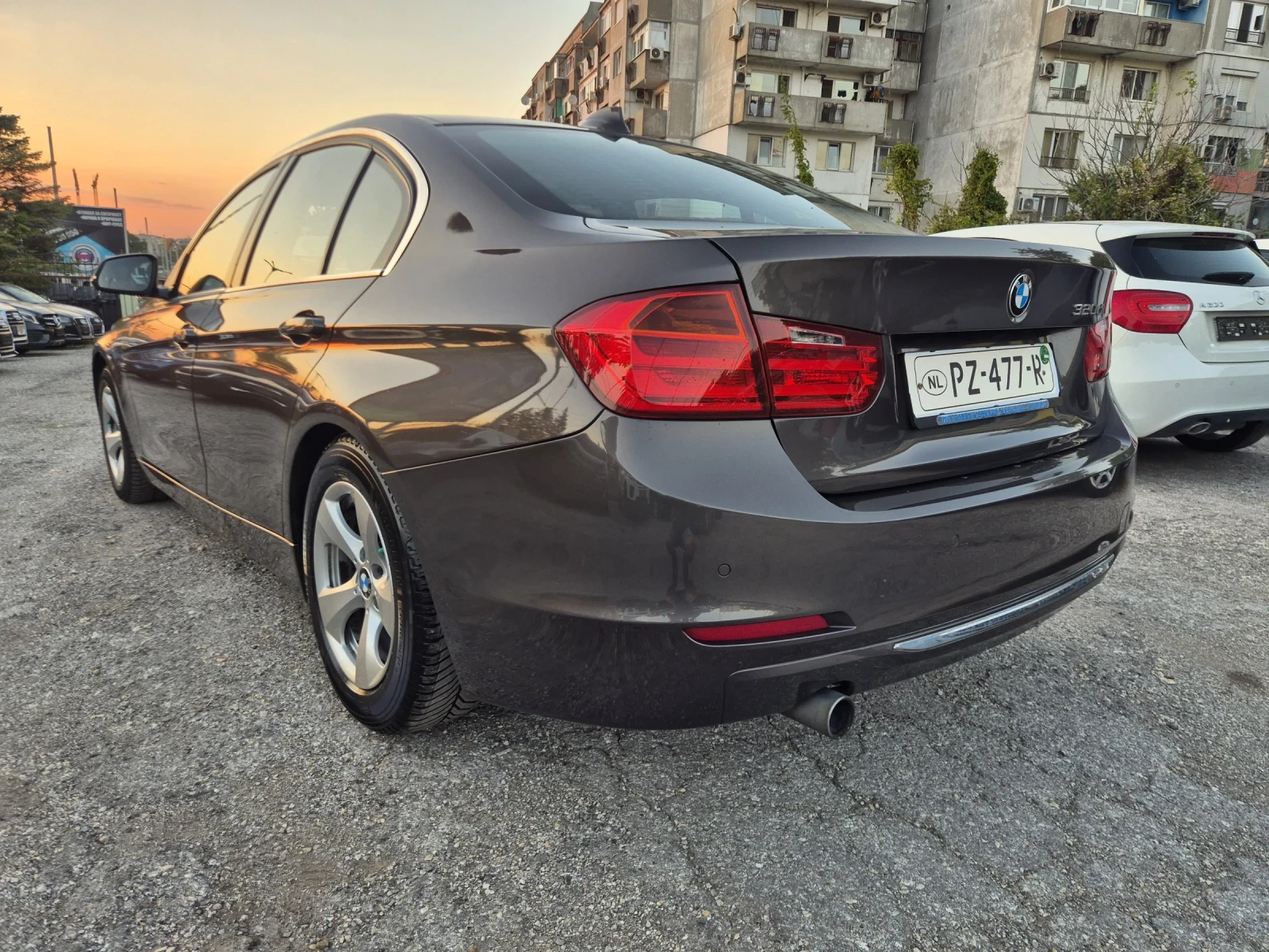 BMW 320 Luxury, снимка 3 - Автомобили и джипове - 56123975