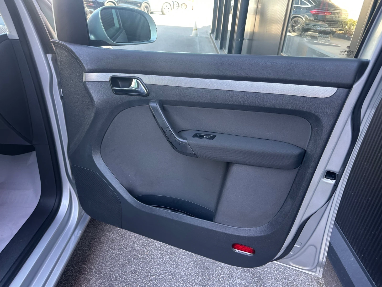 VW Touran  1.9TDI 105kc./ 6-СКОРОСТИ/Trendline, снимка 12 - Автомобили и джипове - 56287629