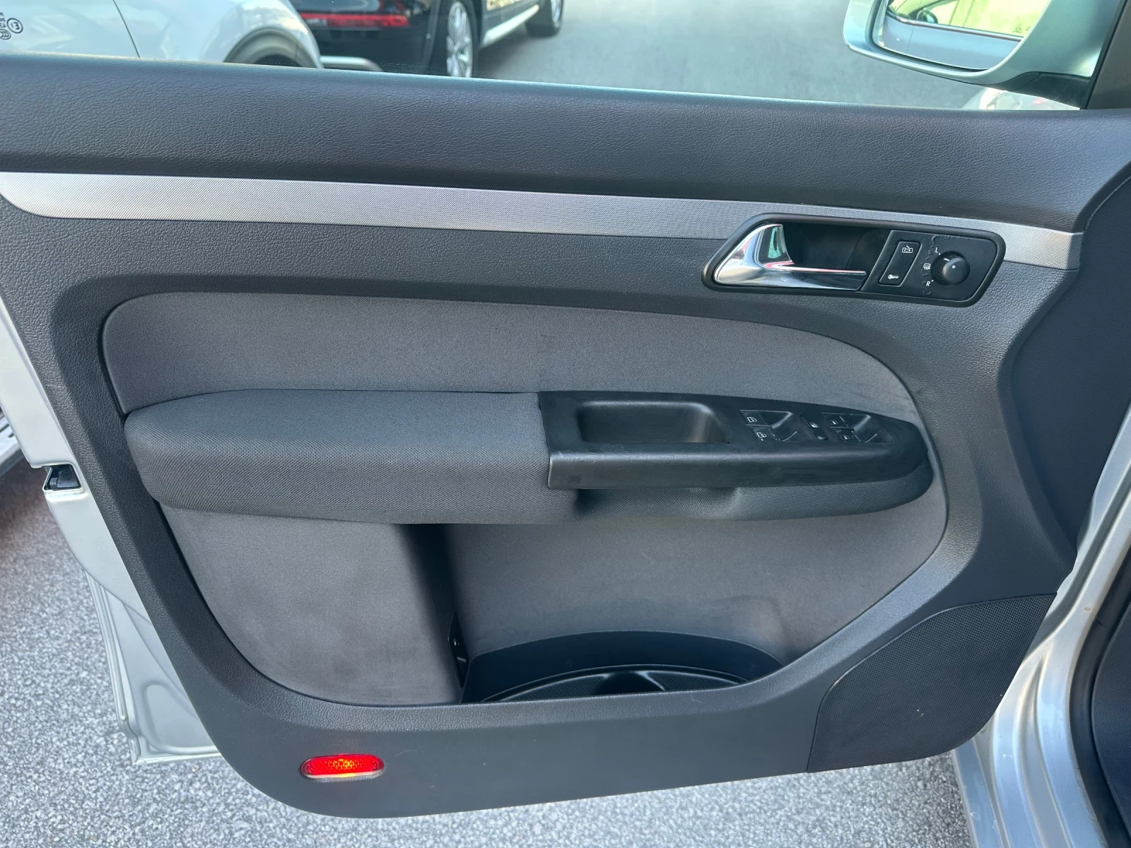 VW Touran  1.9TDI 105kc./ 6-СКОРОСТИ/Trendline, снимка 8 - Автомобили и джипове - 56287629