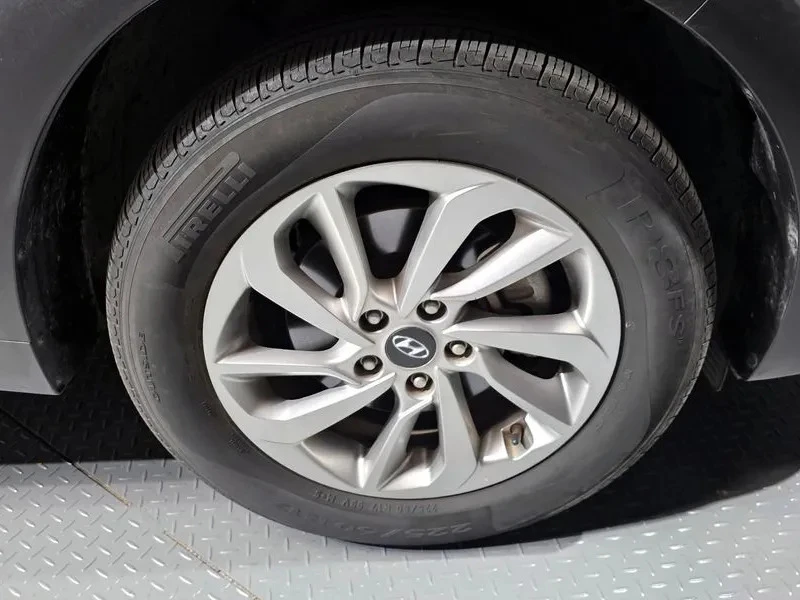 Hyundai Tucson 1.7 2Wd, снимка 3 - Автомобили и джипове - 55428510