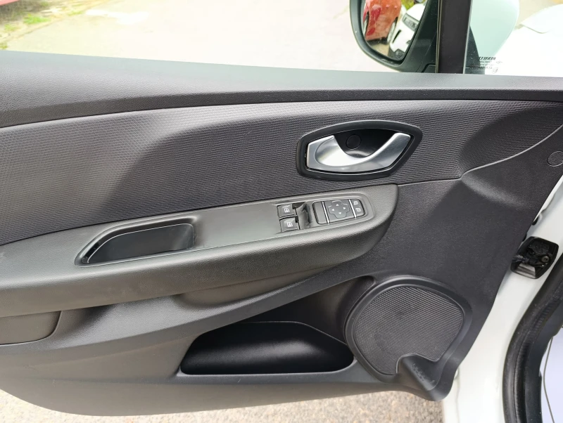Renault Clio Grandtour 1.5 dCi, снимка 11 - Автомобили и джипове - 51989824