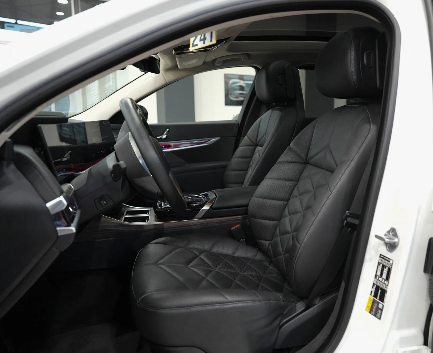 BMW i7 60/544HP/xDRIVE/B&W/PURE-DESIGN/360/PANO/897z, снимка 10 - Автомобили и джипове - 56193305