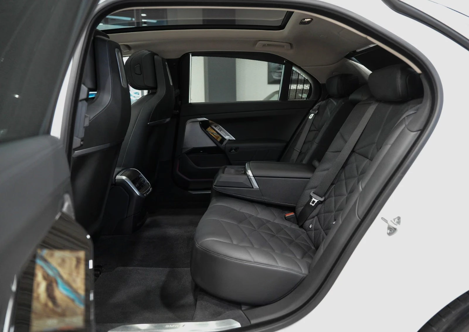 BMW i7 60/544HP/xDRIVE/B&W/PURE-DESIGN/360/PANO/897z, снимка 11 - Автомобили и джипове - 56193305