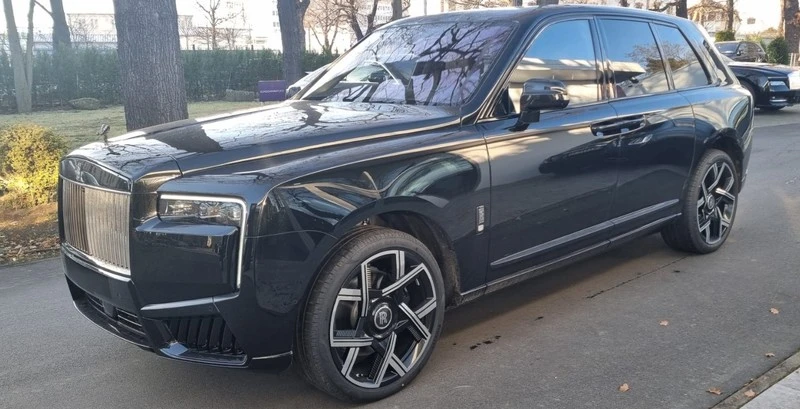 Rolls-Royce Cullinan  Black Bacge