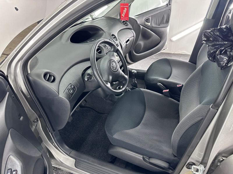 Toyota Yaris 1.0VVT-I, снимка 7 - Автомобили и джипове - 46356923