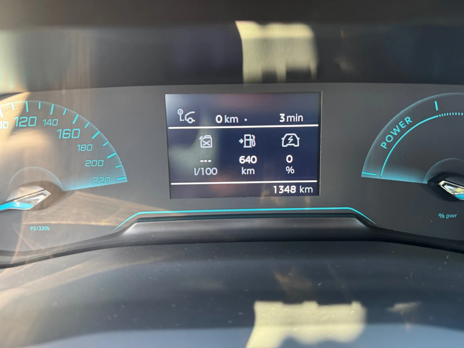 Peugeot 208 1348km HIBRID  - изображение 10