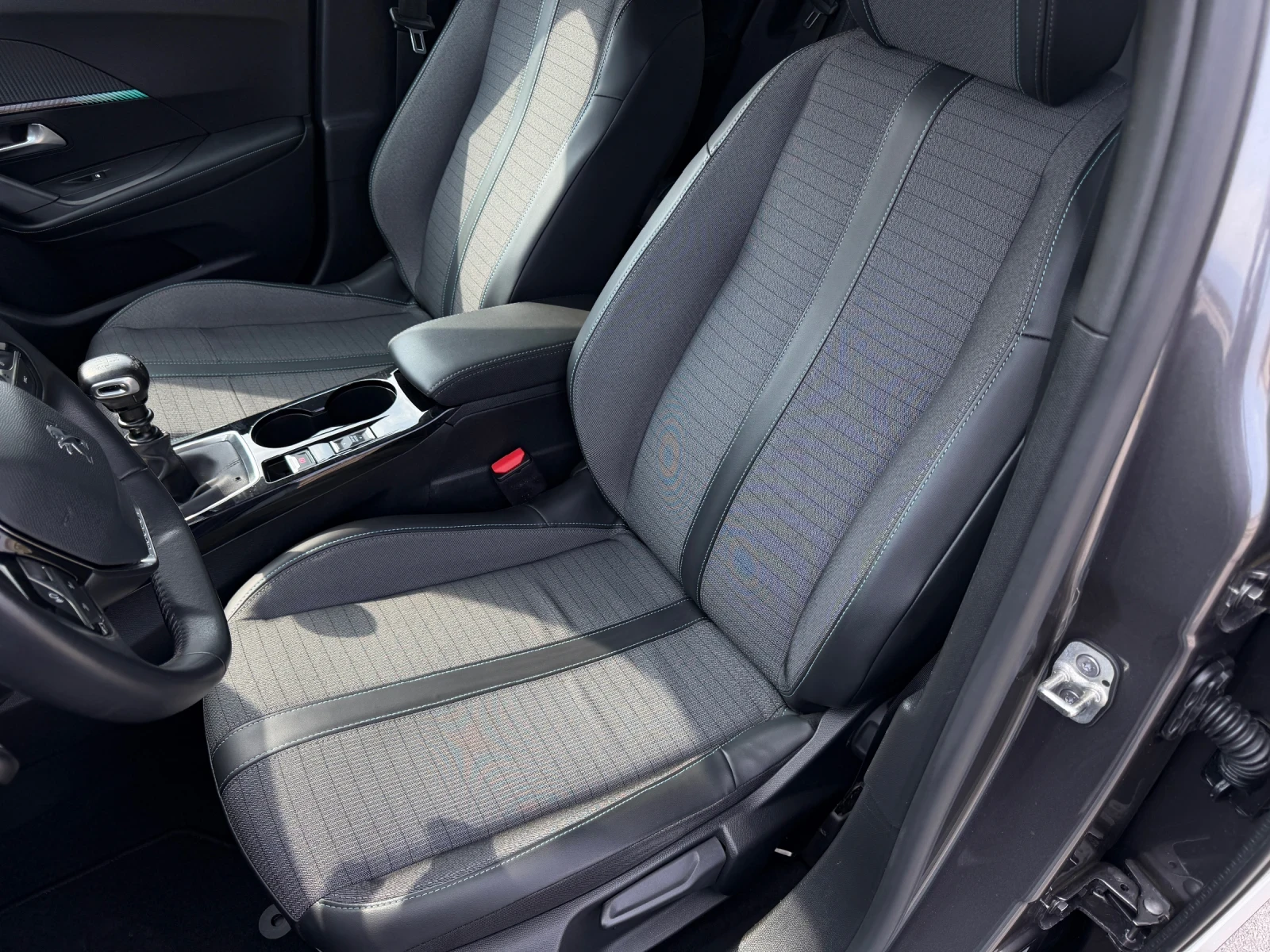 Peugeot 2008 1.5 HDI * keyless* digital cockpit* camera, снимка 11 - Автомобили и джипове - 54378585