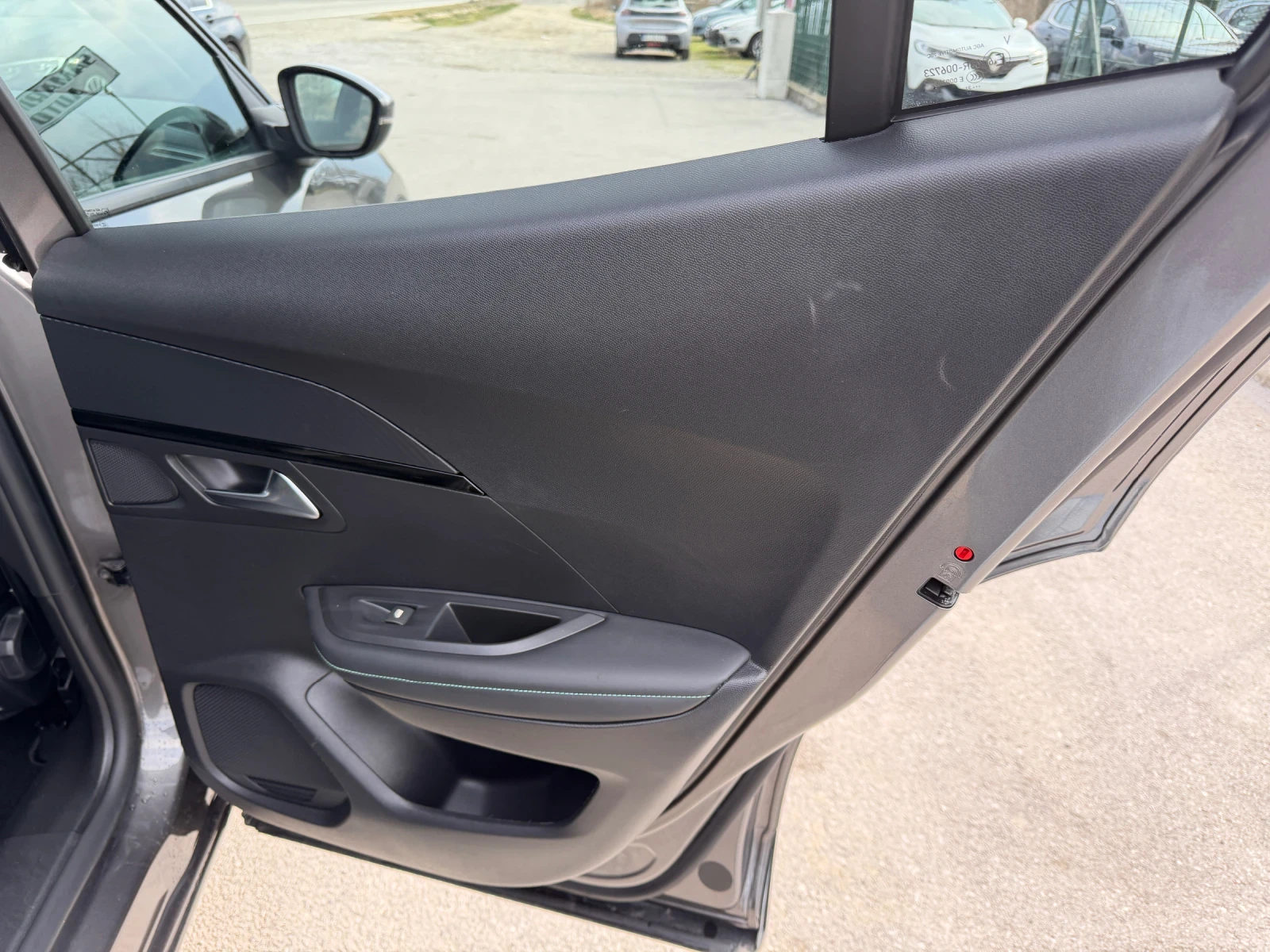 Peugeot 2008 1.5 HDI * keyless* digital cockpit* camera, снимка 7 - Автомобили и джипове - 54378585