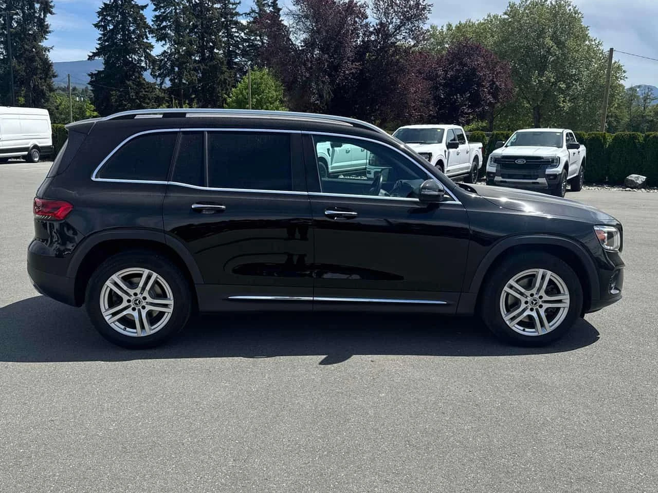 Mercedes-Benz GLB 250 ПАМЕТ| PANO| ПОДГРЕВИ| , снимка 3 - Автомобили и джипове - 54697077