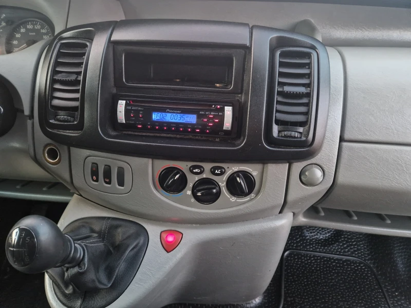 Renault Trafic 1.9  100 климатик, снимка 12 - Бусове и автобуси - 48384800