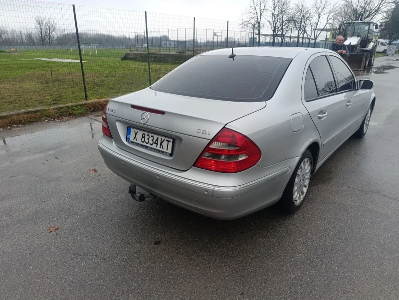 Mercedes-Benz E 220, снимка 5 - Автомобили и джипове - 53476943
