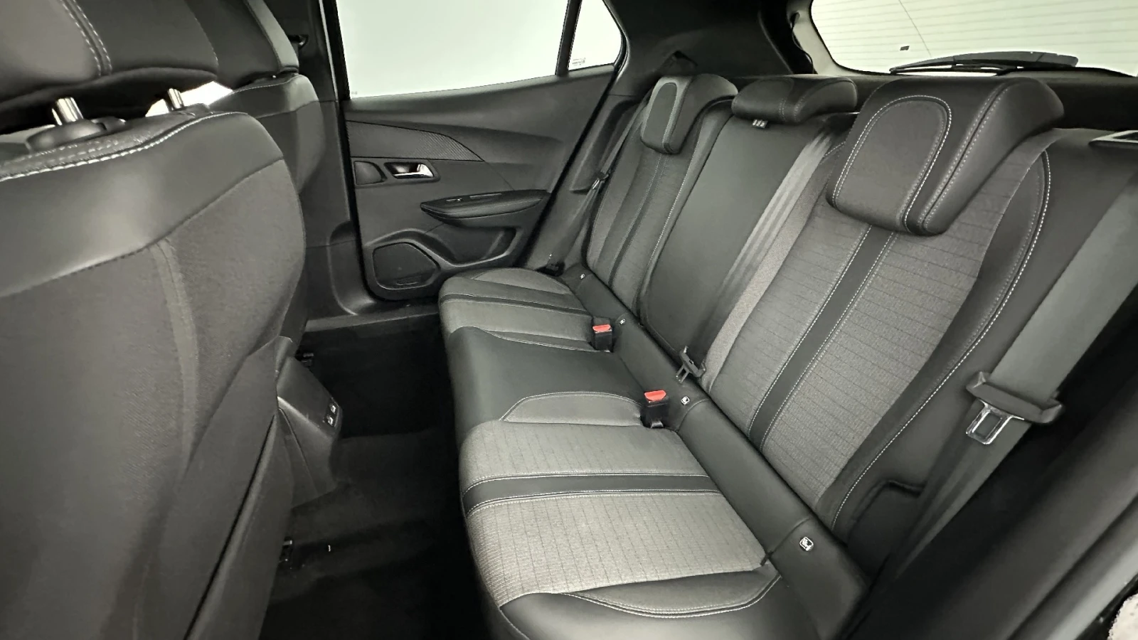 Peugeot 2008 1.2i Allure - Petrol, снимка 7 - Автомобили и джипове - 54605299