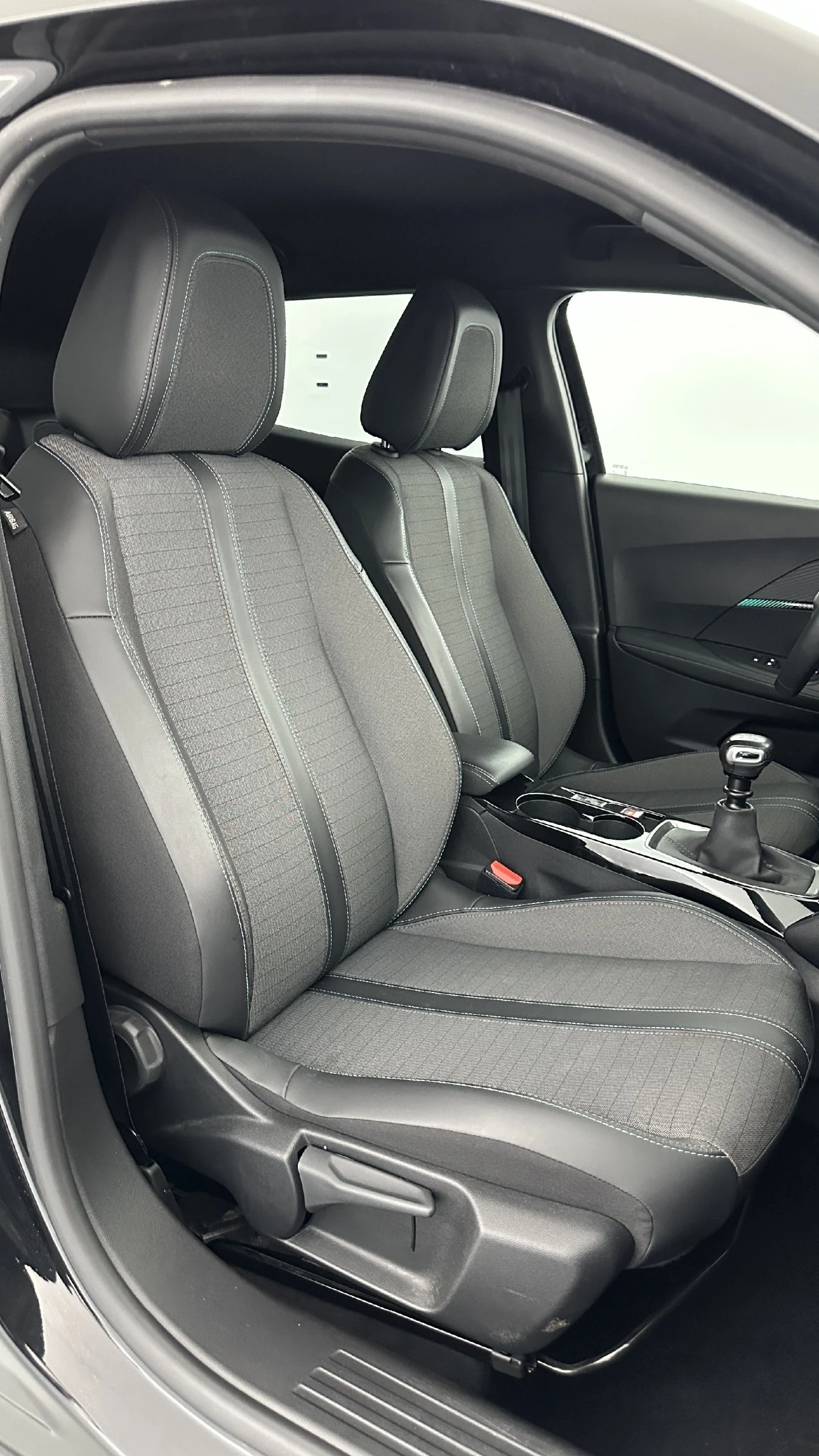 Peugeot 2008 1.2i Allure - Petrol, снимка 16 - Автомобили и джипове - 54605299