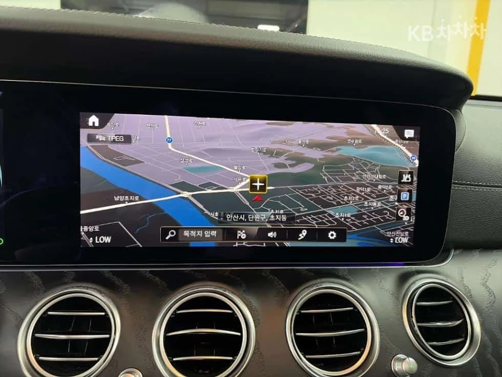 Mercedes-Benz E 220 * 4MATIC AMG Line * ОПЦИЯ ЗА ФИНАНСИРАНЕ, снимка 15 - Автомобили и джипове - 56221109