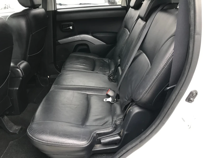 Mitsubishi Outlander 2.4i-AUTOMAT.-4x4, снимка 11 - Автомобили и джипове - 48916933