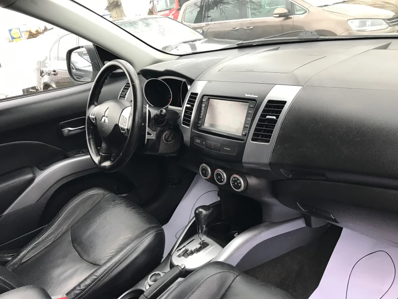 Mitsubishi Outlander 2.4i-AUTOMAT.-4x4, снимка 13 - Автомобили и джипове - 48916933